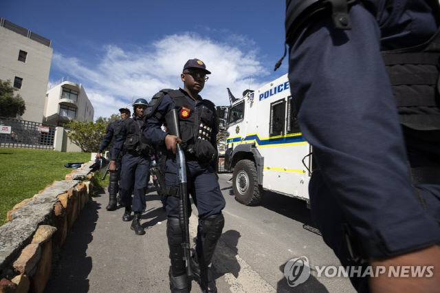 범죄 소탕 작전에 투입된 남아공 경찰/사진=연합뉴스