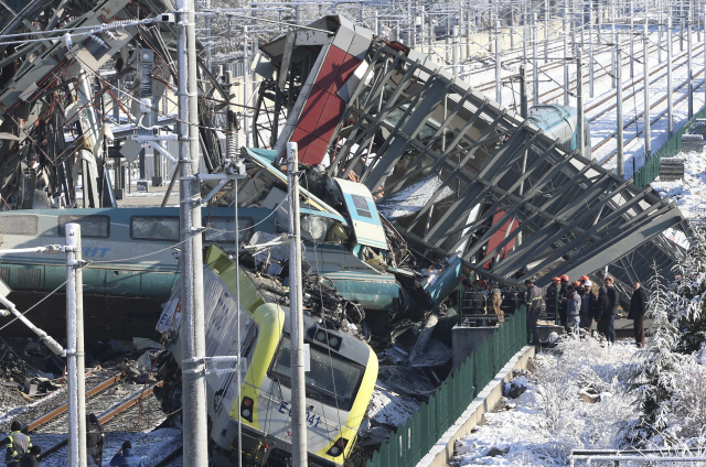 터키 앙카라서 고속열차 탈선...최소 9명 사망