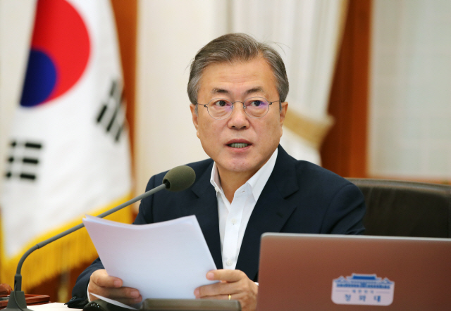 한국개럽 여론조사에 따르면 문재인 대통령의 국정지지도가 45%로 연일 최저치를 기록하고 있다./사진=연합뉴스