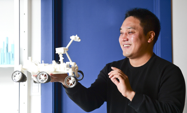 고산 에이팀벤처스 대표가 최근 서울 강남구 신사동 사무실에서 서울경제신문과 인터뷰를 갖고 3D프린터로 만든 로버(이동로봇) 모형을 들고 웃고 있다. /송은석기자