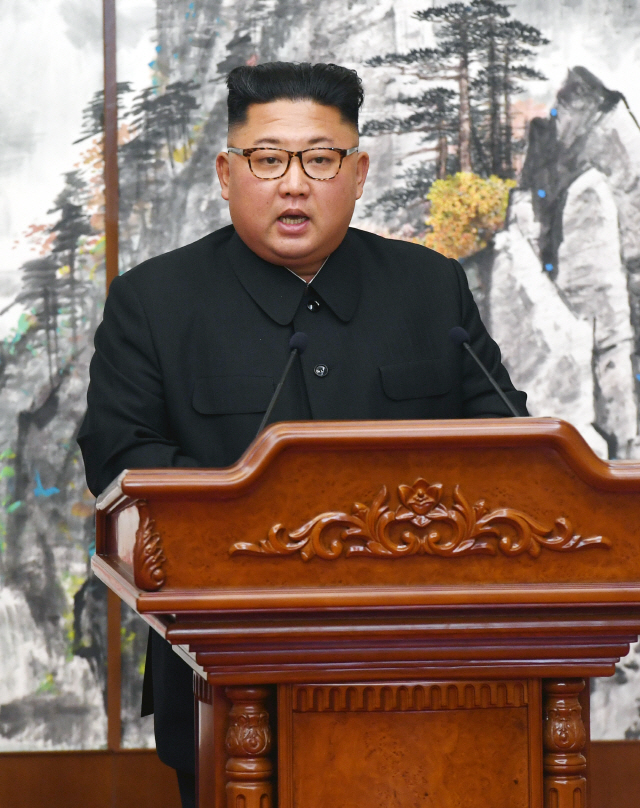 지난 9월 김정은 국무위원장이 ‘9월 평양공동선언’ 합의서에 서명한 후 발표하고 있다. /연합뉴스