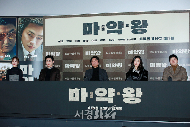 배우 김소진, 조정석, 송강호, 배두나, 김대명이 참석해 질의응답 시간을 갖고 있다.