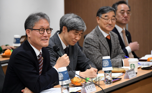 김재현(사진 왼쪽에서 첫번째) 산림청장이 ‘산림일자리 정책포럼’에 참석해 인사말을 하고 있다. 사진제공=산림청