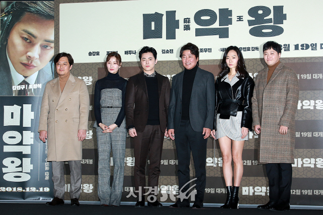 우민호 감독 및 배우 김소진, 조정석, 송강호, 배두나, 김대명이 참석해 포토타임을 갖고 있다.