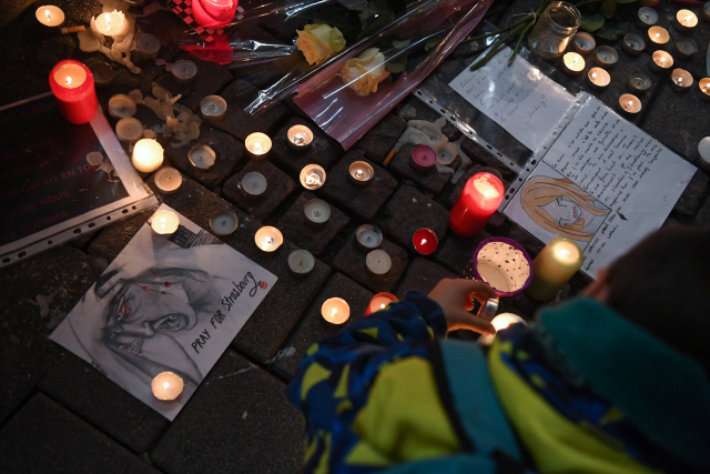 13일 프랑스 스트라스부르의 크리스마스 시장에 총격사건 희생자들을 추모하는 촛불이 켜져 있다. /AFP연합뉴스