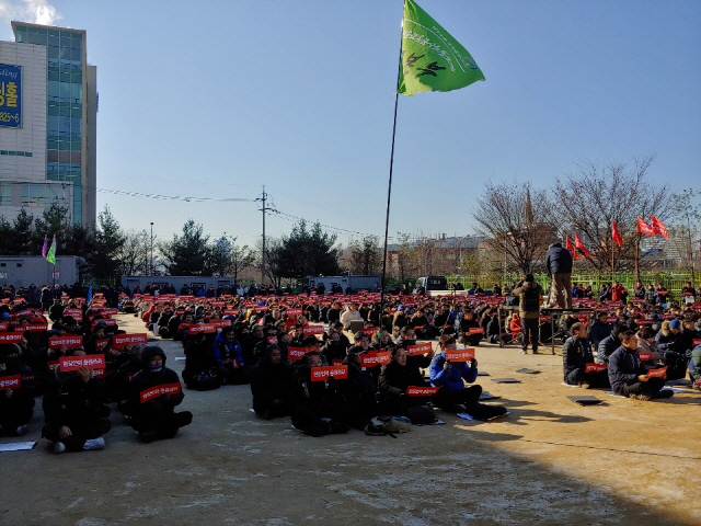 서울교통공사노동조합 조합원들이 14일 본사 운동장에서 ‘2018년 임단협 승리 총파업총력투쟁 선포 조합원 총회’를 열고 있다.      /변재현 기자