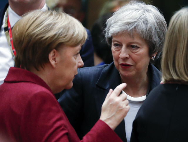 테리사 메이(오른쪽) 영국 총리가 13일 (현지시간) 브렉시트 협상을 논의하기 위한 브뤼셀 EU 정상회의에 참석해 앙겔라 메르켈 독일 총리와 이야기를 하고 있다. /브뤼셀=EPA연합뉴스