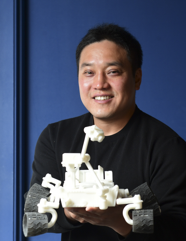 고산 에이팀벤처스 대표가 최근 신사동 사무실에서 3D프린터로 만든 우주선 모형을 들고 웃고 있다. /송은석기자