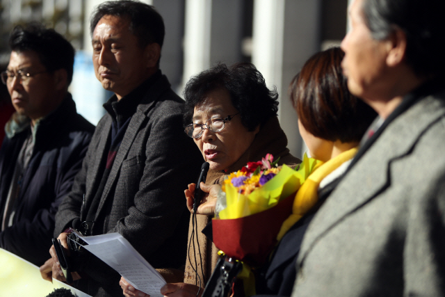 일본 미쓰비시중공업을 상대로 3차 손해배상 청구 소송을 제기한 일제 강제노역 피해자의 유족 이경자 씨(가운데)가 14일 오후 광주 동구 지산동 광주지방법원 청사 앞에서 근로정신대 할머니와 함께하는 시민모임 회원들과 기자회견을 하고 있다. / 연합뉴스