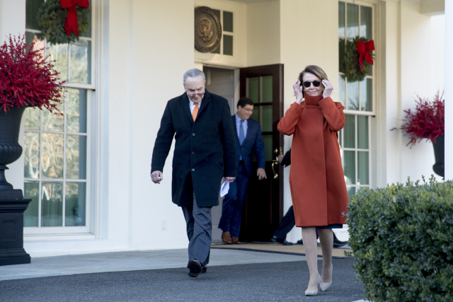붉은 색 막스마라 코트를 입고 아르마니 선글라스를 쓴 낸시 펠로시(오른쪽) 미 하원 원내대표가 지난 11일(현지 시각) 도널드 트럼프 대통령과의 백악관 회동을 마친 뒤 걸어나오고 있다. /워싱턴DC=AP연합뉴스