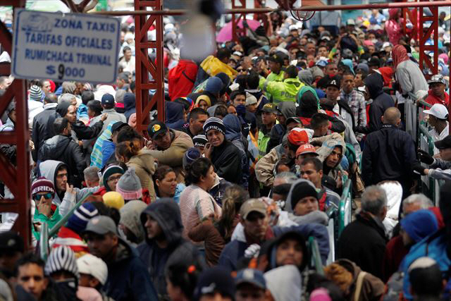 지난 8월 콜롬비아에서 에콰도르로 향하려는 베네수엘라인들이 콜롬비아 루미차카 터미널에서 등록을 위해 긴 줄을 서 있다. / (로이터)연합뉴스
