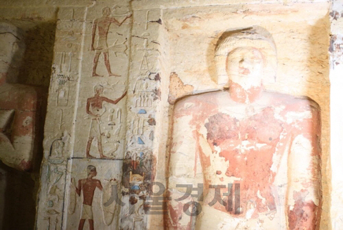 이집트 고대유물부는 15일(현지시간) 이집트 수도 카이로 근처의 사카라 유적지에서 약 4천400년전 만들어진 무덤을 새로 공개했다. 이 무덤은 이집트 고대 제5왕조(기원전 약 2천500년∼2천350년) 시대의 왕실 사제였던 ‘와흐티에’의 묘로 추정된다. /연합뉴스