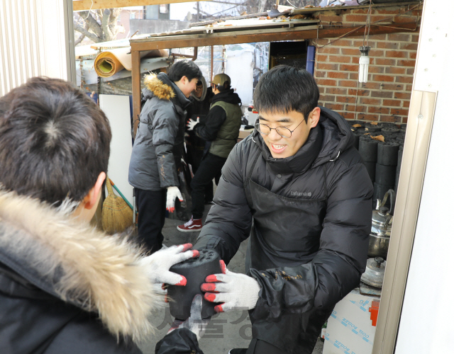 한양대 동문봉사단 ‘함께한대’ 단원들이 15일 오전 서울 성동구에서 저소득층 가구 지원을 위한 연탄배달 봉사활동을 하고 있다. /사진제공=한양대