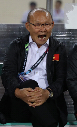 15일 오후 베트남 하노이의 미딘 국립경기장에서 열린 베트남과 말레이시아의 2018 아세안축구연맹(AFF) 스즈키컵 결승 2차전에서 박항서 감독이 지켜보고 있다. /연합뉴스