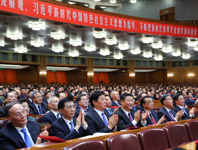 시진핑(왼쪽 네번째) 중국 국가주석이 14일 중국 개혁개방 40주년을 기념하기 위해 열린 ‘우리의 40년’ 경축 행사장에 참석해 리커창(〃 다섯번째) 총리 등 당정지도자들과 박수를 치고 있다.  /베이징=신화연합뉴스