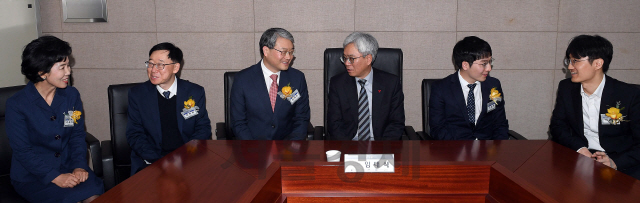 서울경제신문이 지난 14일 ‘우수과학자포상 통합시상식’ 직후 국립과천과학관에서 진행한 ‘우수과학자 특별좌담회’에서 참석자들이 임대식(오른쪽 세번째) 과학기술정보통신부 과학기술혁신본부장과 환담을 나누고 있다.          /이호재기자