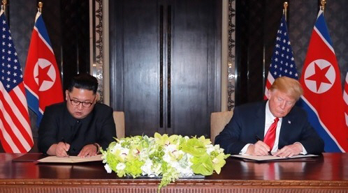 공동성명에 서명하는 김정은 위원장과 트럼프 대통령.