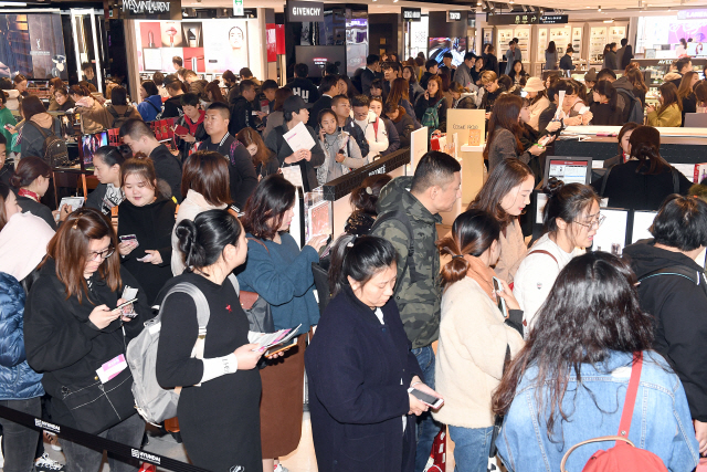현대백화점그룹이 지난달 1일 서울 강남 코엑스 단지 안에 새로 연 시내 면세점 매장에 많은 사람들이 모여 있다. / 이호재기자