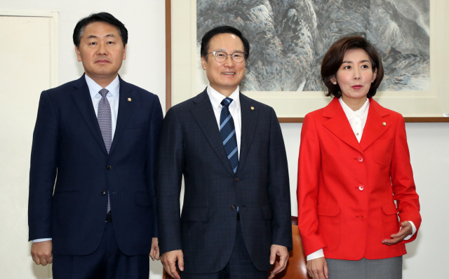 더불어민주당 홍영표(가운데), 자유한국당 나경원(오른쪽), 바른미래당 김관영 원내대표가 17일 국회에서 열린 교섭단체 회동에 참석해 있다./연합뉴스