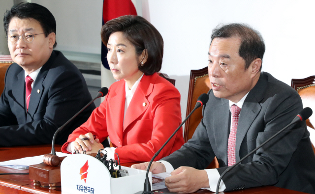 김병준 자유한국당 비상대책위원장이 17일 국회에서 열린 비상대책위원회 회의에서 발언하고 있다. /연합뉴스