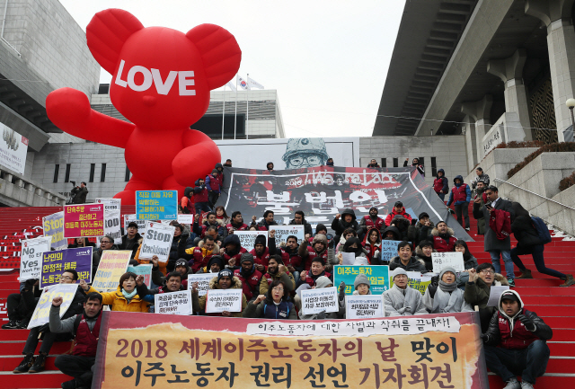 16일 오후 서울 종로구 세종문화회관 계단에서 열린 2018 세계이주노동자의 날 맞이 기자회견에서 참가자들이 이주노동자들의 노동권과 인권 실현을 촉구하며 구호를 외치고 있다. / 연합뉴스