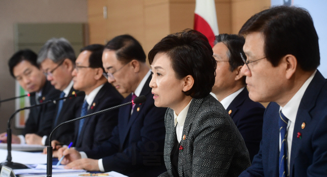 김현미(왼쪽 두 번째) 국토교통부 장관이 17일 오후 서울 광화문 정부서울청사에서 열린 2019년 경제정책방향 관계부처 합동브리핑에서 취재진의 질문에 답하고 있다./권욱기자