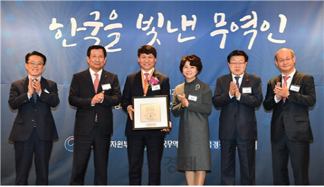 서태일 에스티아이 대표(가운데)가 ‘2018년 한국을 빛낸 올해의 무역인’ 상을 수상했다/ 제공=에스티아이.