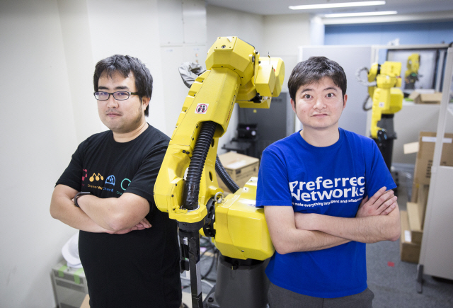 일본의 인공지능(AI) 기술 업체 ‘프리퍼드네트웍스’의 니시카와 도루(오른쪽)대표와 오카노하라 다이스케 공동 설립자 겸 부사장.  /블룸버그
