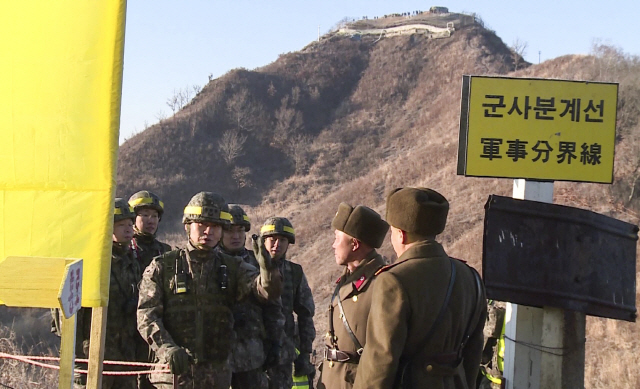 남북 군사당국이 ‘9·19 군사분야 합의서’ 이행 차원에서 시범 철수한 비무장지대 내 GP(감시초소)에 대해 지난 12일 오후 상호검증에 나선 가운데 강원도 철원 중부전선에서 우리측 검증반 대표 육군 대령 윤명식과 북측 현장검증반 안내 책임자 육군 상좌 리종수가 만나 대화를 하고 있다. [국방부 제공]/연합뉴스