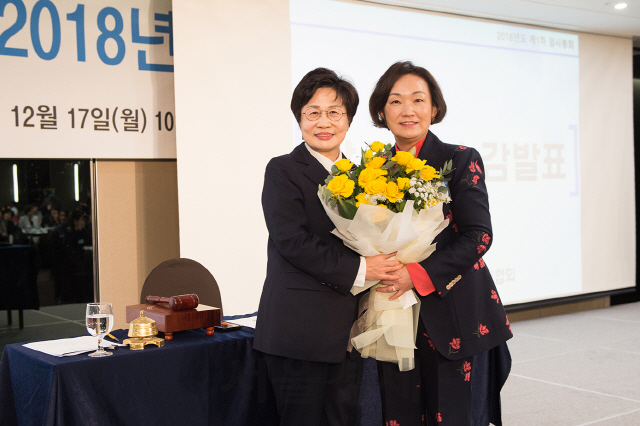 17일 서울 세종문화회관에서 열린 임시총회에서 한국여성경제인협회의 제9대 회장으로 추대된 정윤숙(왼쪽) 여경협 수석부회장이 한무경 여경협 회장으로부터 꽃다발을 받고 있다. /사진제공=여경협