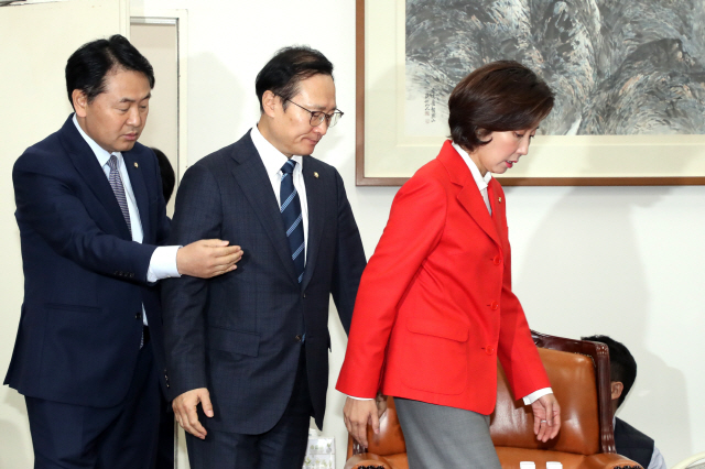 김관영(왼쪽부터) 바른미래당, 홍영표 더불어민주당, 나경원 자유한국당 원내대표가 17일 국회에서 열린 교섭단체 회동에 참석하고 있다. /연합뉴스