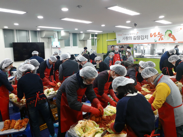 형지엘리트 임직원 40여명이 지난 14일 오후 서울 금천구 청담종합사회복지관에서 ‘훈훈한 겨울나기 사랑의 김장김치 나눔’ 행사를 열고 소외계층 가정에 전달할 김장을 하고 있다./사진제공=형지엘리트