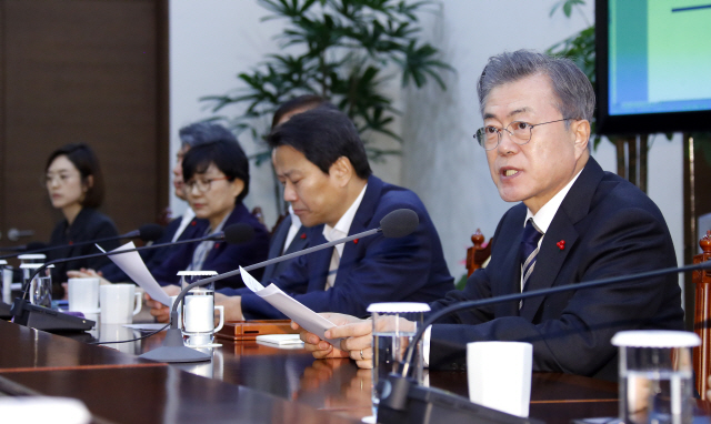 문재인 대통령이 17일 오후 청와대 여민관에서 열린 수석ㆍ보좌관회의를 주재하며 발언하고 있다. / 연합뉴스