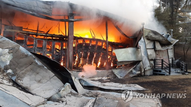 17일 오전 7시 9분께 제천시 송학면의 한 시멘트공장에서 불이 나 41억원 상당(소방서 추산)의 재산피해가 났다./사진=충북도소방본부 제공