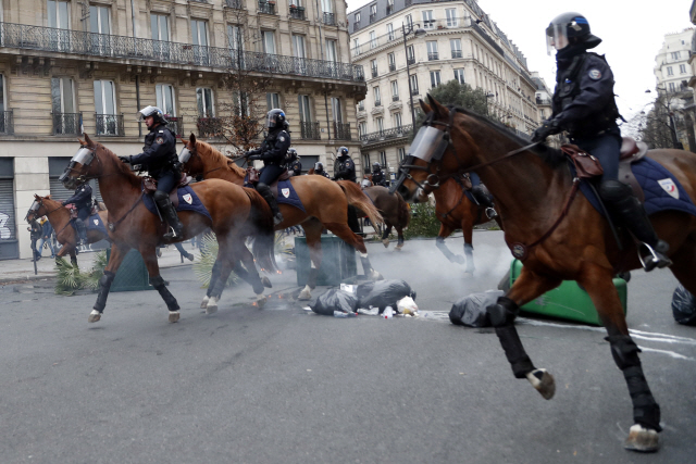 '힘들어 못하겠다'…프랑스 경찰들, 파리서 집회 계획