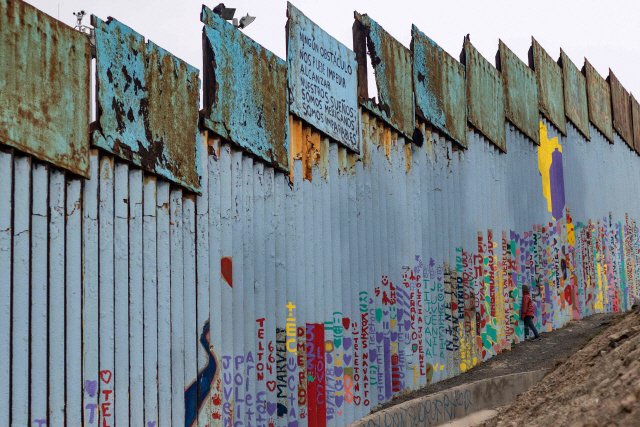 지난 14일(현지시간) 멕시코 서부 국경도시인 티후아나에 있는 국경 장벽/AFP연합뉴스