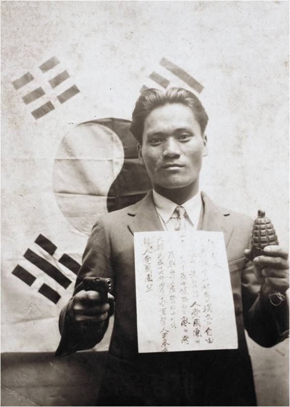 일본의 기세가 중국 대륙을 휩쓸던 1932년 4월29일, 중국 상하이 홍커우 공원에서 폭탄을 던쳐 일본침략군 수뇌부를 격멸하기 직전, 거사를 다짐하던 모습의 매헌 윤봉길 의사.