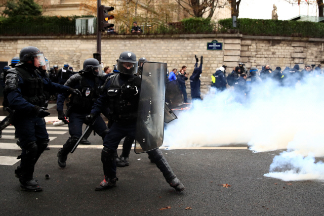 프랑스의 ‘노란 조끼’ 시위를 진압하는 프랑스 경찰/로이터연합뉴스