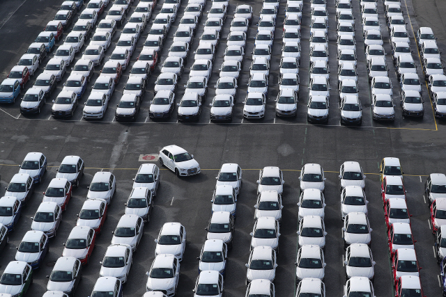 독일 자동차 제조업체인 아우디의 차량들이 항구에서 선적을 기다리고 있다./블룸버그