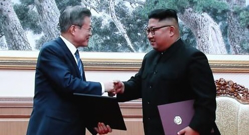 악수하는 문재인 대통령과 김정은 북한 국무위원장