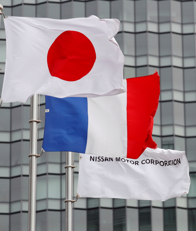 일본 요코하마에 있는 닛산 본사 앞에 일본·프랑스 국기와 닛산 회사기가 펄럭이고 있다. /요코하마=로이터연합뉴스