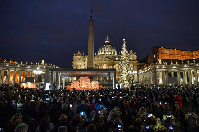 바티칸의 성 베드로 광장에서 지난 7일 열린 크리스마스트리 점등식 행사/바티칸=EPA연합뉴스