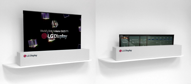 LG디스플레이가 지난 1월 미국 라스베이거스 가전 박람회(CES 2018)에서 첫 공개한 65인치 롤러블 TV용 디스플레이. LG전자가 이 디스플레이를 활용한 롤러블 TV 완제품을 ‘CES 2019’에서 공개하고 판매에 돌입한다. /사진제공=LG디스플레이