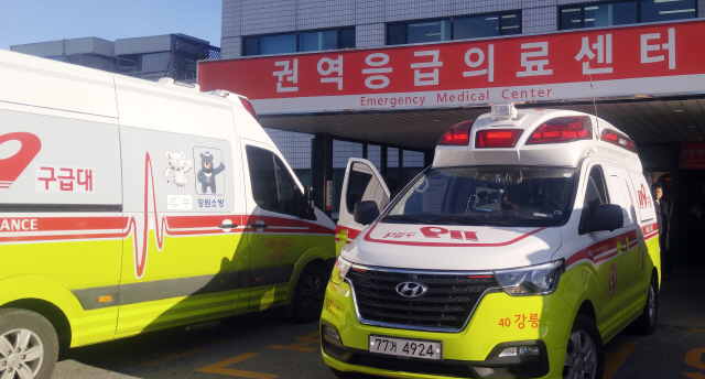 18일 오후 강원 강릉시 경포의 한 펜션에서 학생 3명이 숨지고 7명이 의식이 없는 사고가 발생한 가운데 강릉아산병원 앞에 응급차가 줄지어 주차돼 있다./연합뉴스