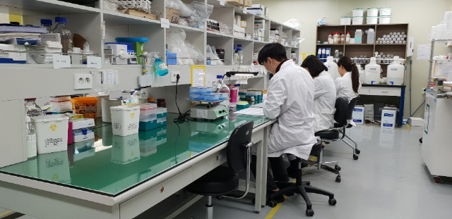 충남 천안에 자리한 젠바디 연구실에서 연구원들이 새로운 진단키트 개발에 몰두하고 있다. /사진제공=젠바디