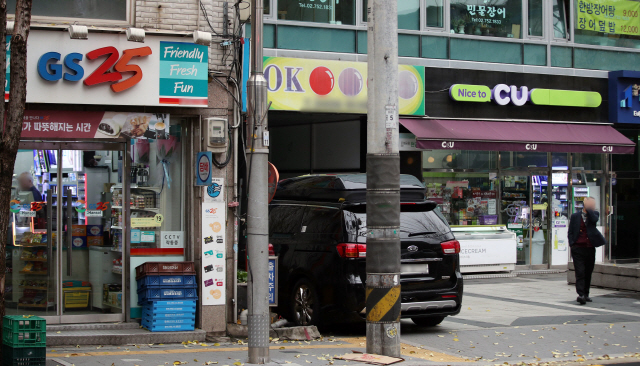서울시는 골목상권을 보호하기 위해 18일 ‘담배 판매 소매인 간 지정거리’를 50m에서 100m로 늘리기로 했다. 사진은 지난 4일 오후 서울 시내 편의점들의 모습. / 연합뉴스