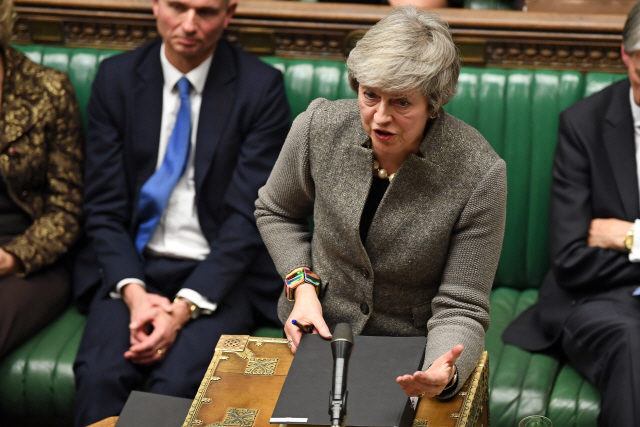 테리사 메이 영국 총리가 17일(현지시간) 영국 하원에 출석해 의원들의 질문에 답하고 있다./런던= AFP연합뉴스