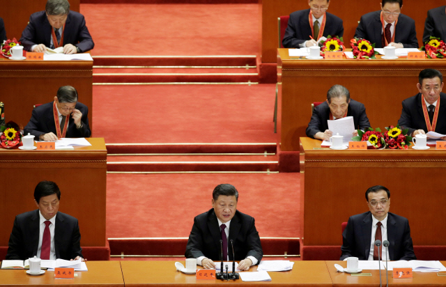 시진핑 중국 국가주석(가운데)이 18일 베이징 인민대회당에서 열린 중국 개혁개방 40주년 기념식에서 연설하고 있다./연합뉴스