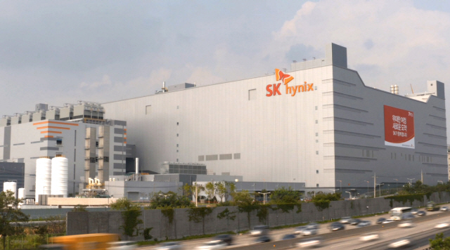 SK하이닉스의 이천 M14 반도체 공장 전경. SK하이닉스는 새로운 반도체 공장을 지을 부지로 용인 내 산업단지를 유력하게 검토 중인 것으로 알려졌다./사진제공=SK하이닉스