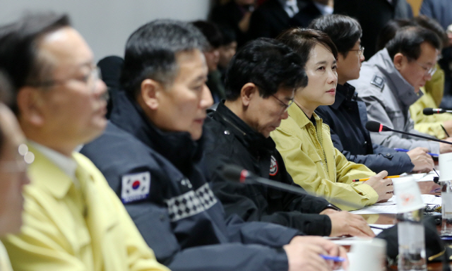 18일 오후 강릉시농업기술센터에서 열린 강릉 펜션 사망사고 대책회의에서 유은혜 사회부총리 겸 교육부장관과 김부겸 행정안전부 장관 등 참석자들이 굳은 표정을 짓고 있다./강릉=연합뉴스